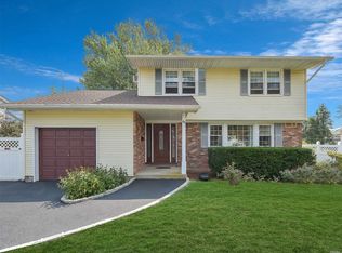 44 Hofstra Dr, Smithtown, NY 11787
