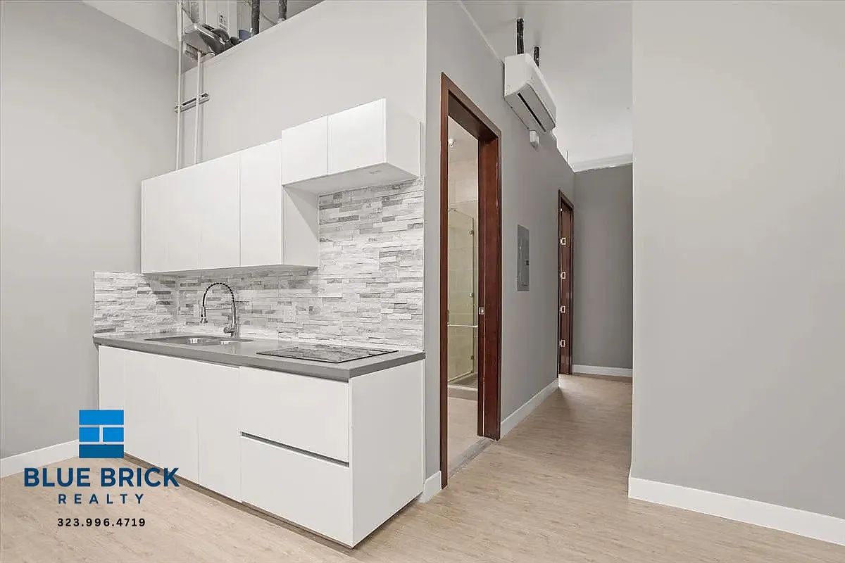 Minutes from Downtown LA & USC Stylish Unit with High Ceilings & Natural Light — Photo 1