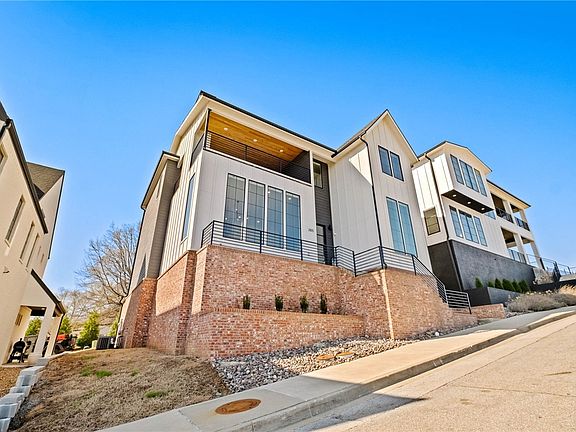 2nd image of 2105 E Panorama Pl