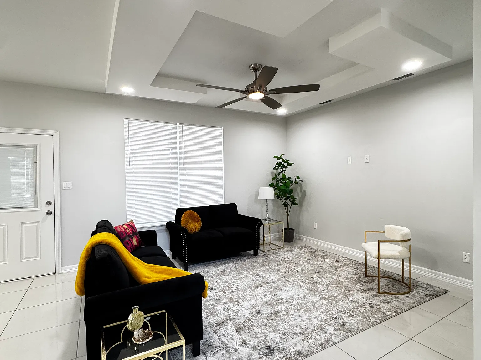 3 bed, 2.5 bath, 1700 sqft, $1,725 — Photo 2