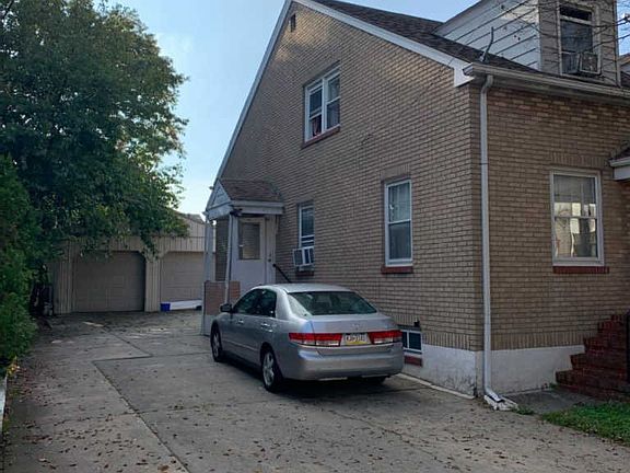 2nd image of 905 Revere Ave