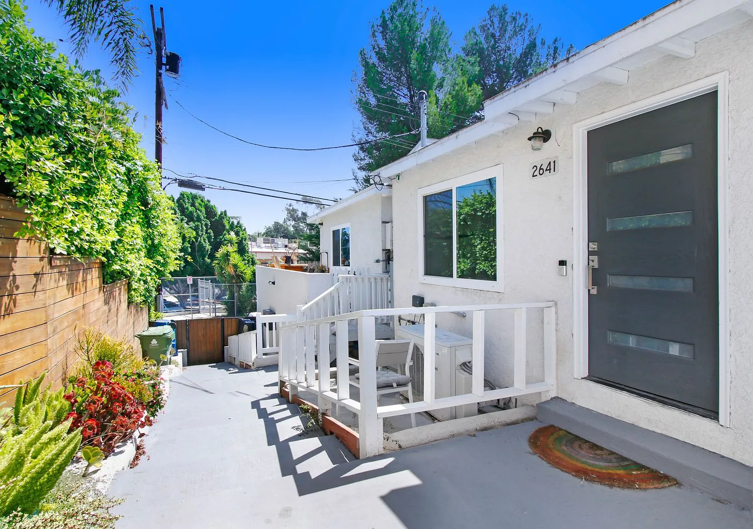 3 bed, 2 bath bungalow style home with private patio in Silver Lake is now available! — Photo 2
