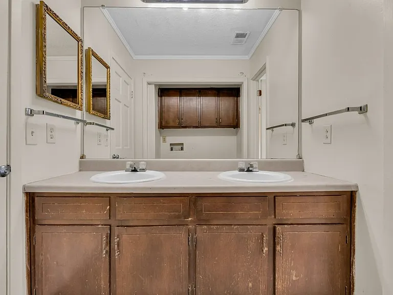 400 Forrest Blvd #15 — Photo 11