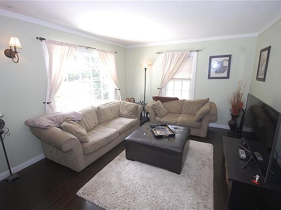 3rd image of 6152 N Burlington Ave