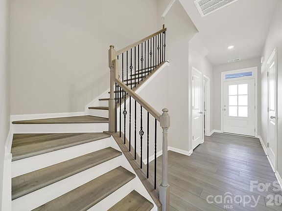 3rd image of 8027 Scarlet Maple Ln