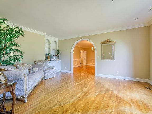 5th image of 110 W Meadowhill Dr