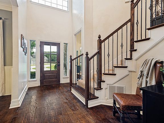4th image of 8140 Steeplechase Cir