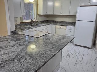 8 Woodknoll Dr, North Hampton, NH 03862