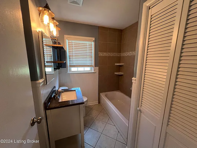 2307 Medford Ln — Photo 9