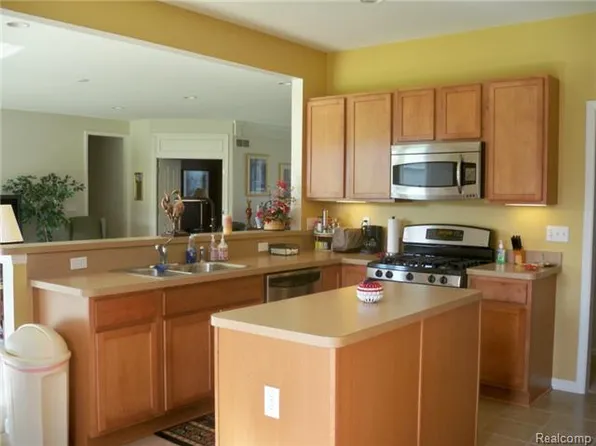 24270 Crystal Dr, Brownstown, MI 48134