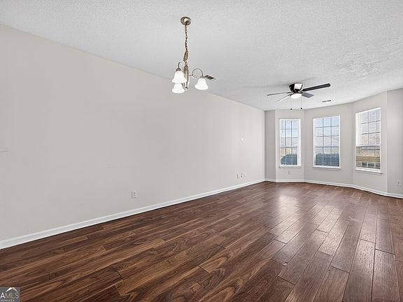 4th image of 7614 Creekside Ln