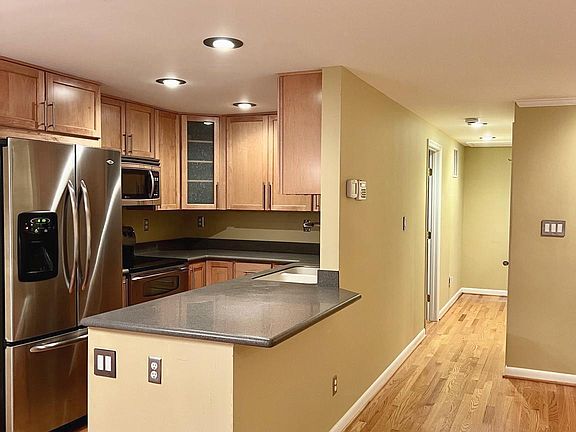 3rd image of 470 W Ct