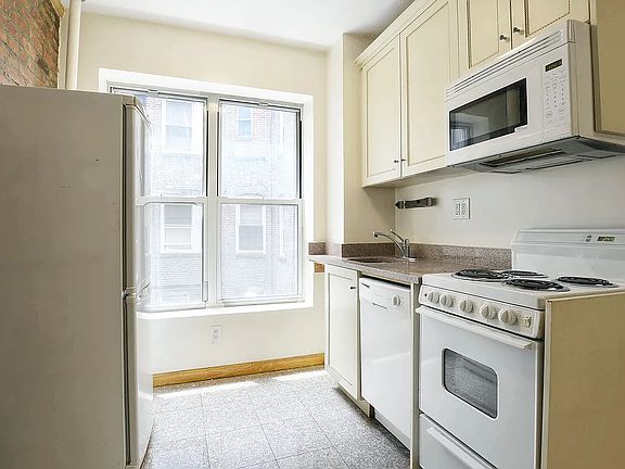 3rd image of 520 E 11th St APT 12
