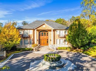 10 August Ln, Old Westbury, NY 11568