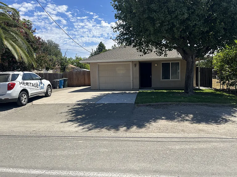 2119 Acacia Ave — Photo 1