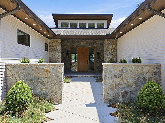 4th image of 2532 Holiday Ave