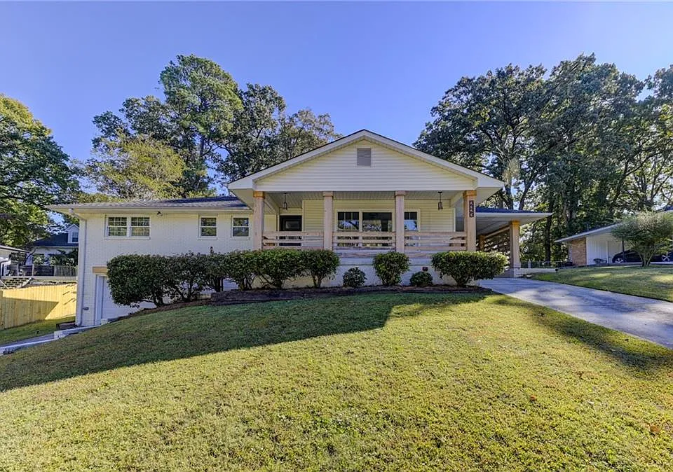 2325 Elmwood Cir SE