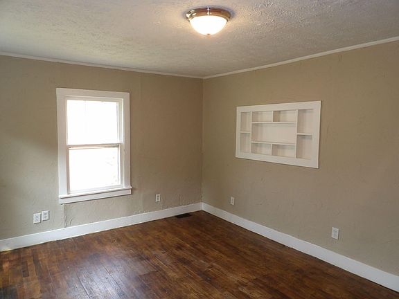 5th image of 637 Hillcrest Ave