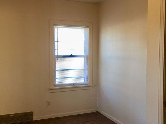 5th image of 2415 Custer Ave