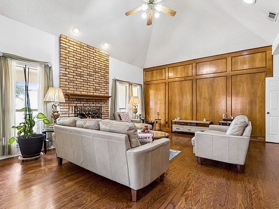 3rd image of 903 Wyndham Pl