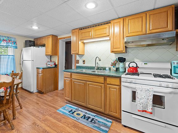 4th image of 1451 Turnpike Ave