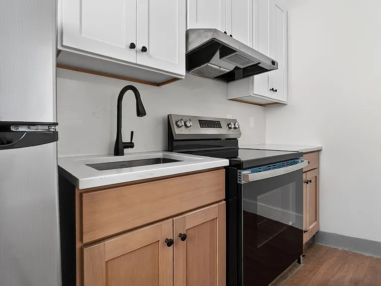 402 Crown St — Photo 17