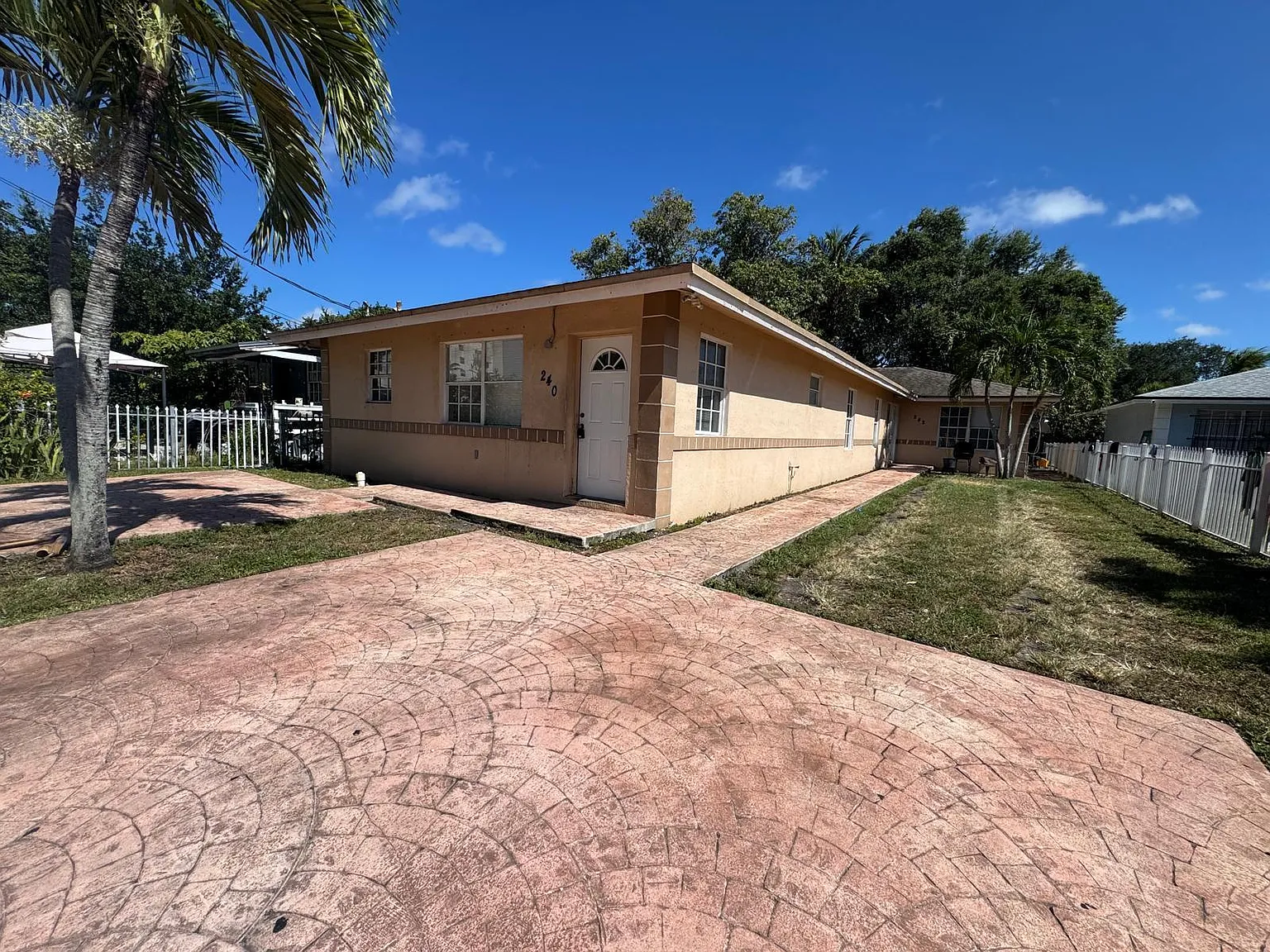 4 bed, 2.0 bath, 2592 sqft, $2,675 — Photo 1