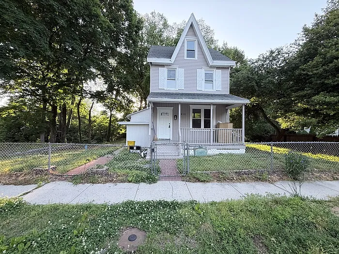 612 Spruce St — Photo 2
