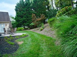 22 Robins Ln, Berwyn, PA 19312