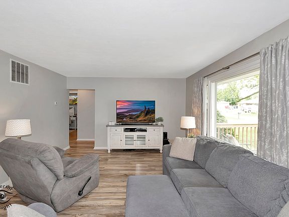 3rd image of 208 Park Lane Dr