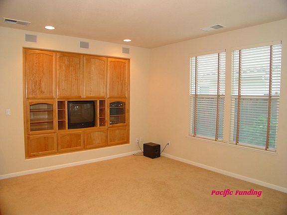 Family Room - Entertaiment Center w/Surround Sound