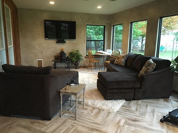 3rd image of 606 E Cherry Ln