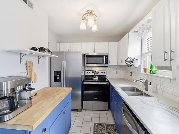3rd image of 415 Parkdale Dr APT 10B