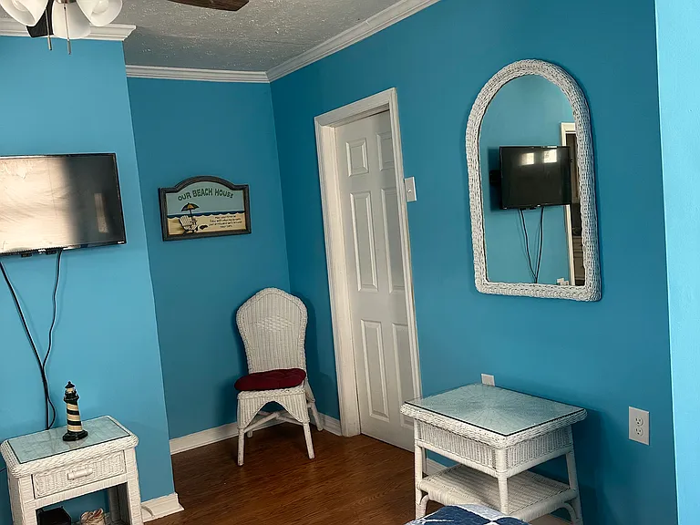 3rd Bedroom: 2 Twin Beds