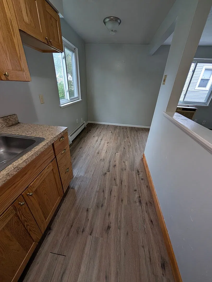 484 10th St — Photo 3