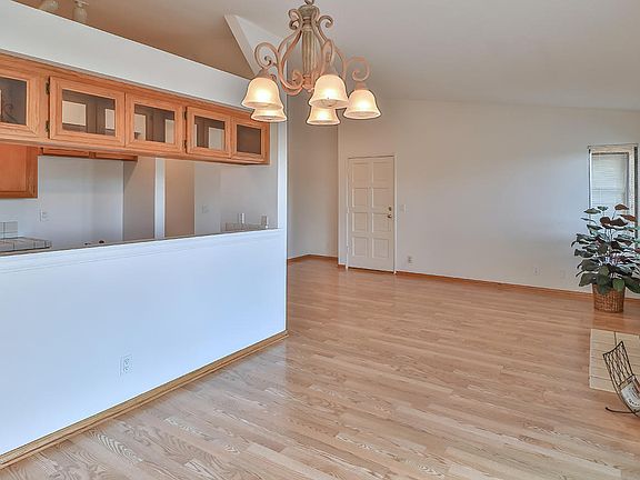 5th image of 861 Warwick Ave