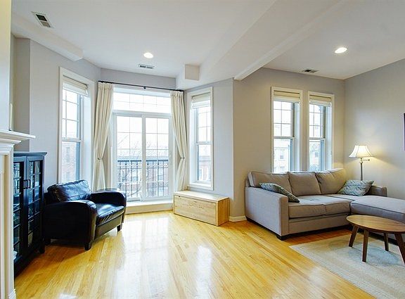 2nd image of 3743 N Wilton Ave APT 3