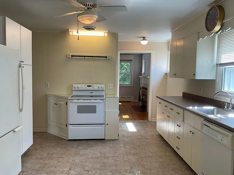 278 N Elm St — Photo 4