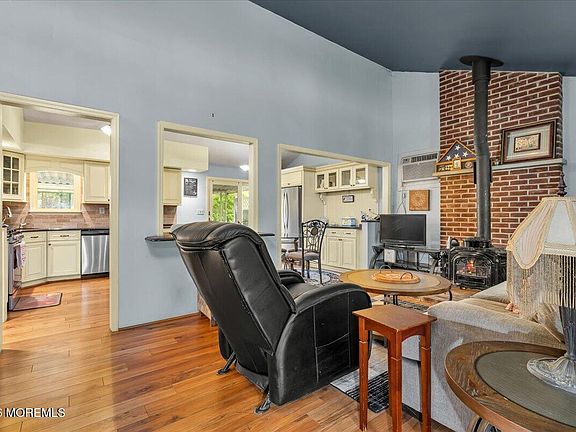 5th image of 83 Walnut Ave Avenue