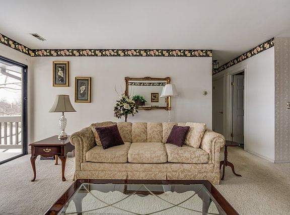 4th image of 29W391 Emerald Green Dr #32-E