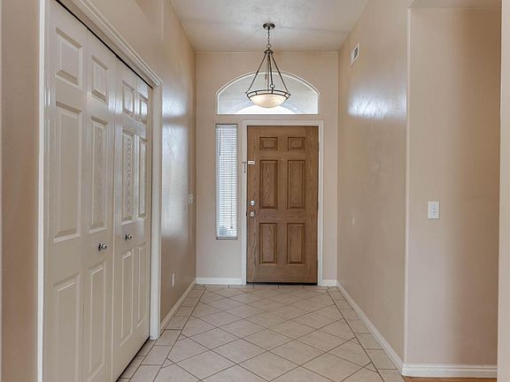 004_SPACIOUS ENTRY W DBL CLOSET