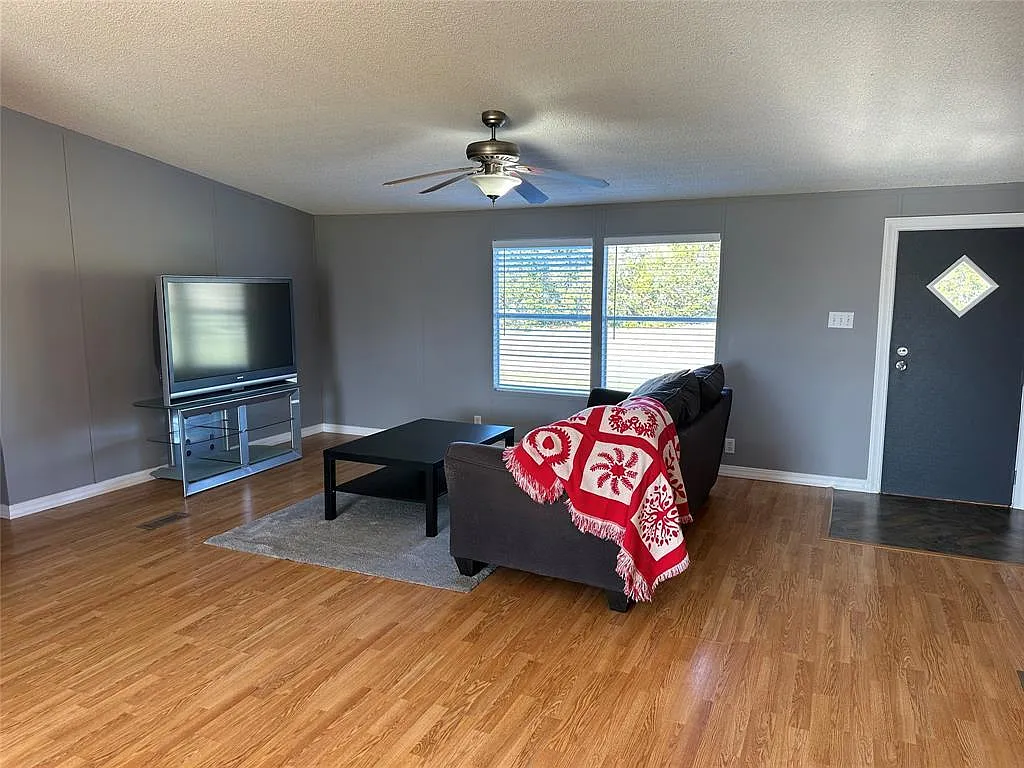 4 bed, 2.0 bath, 1624 sqft, $2,000 — Photo 3
