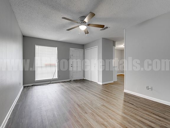 3rd image of 9 E Laramie Dr APT A