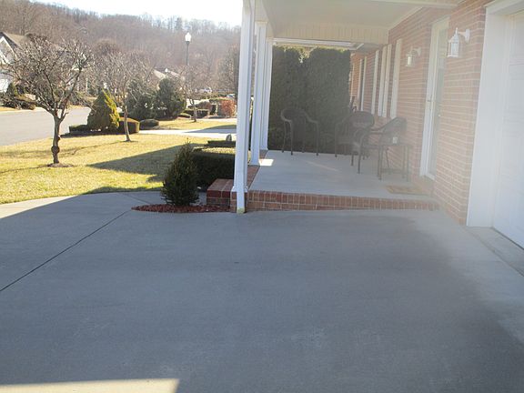 QUIET DEAD END STREET