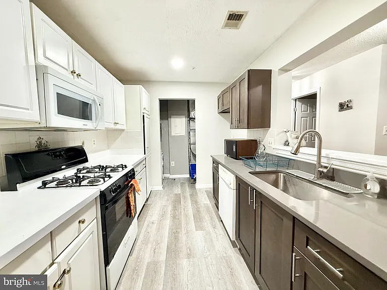 10019 Vanderbilt Cir #14-16 — Photo 5