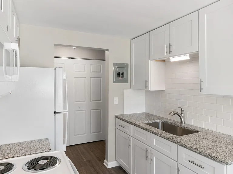 Brownell Apartments - Coast to Coast Management — Photo 29