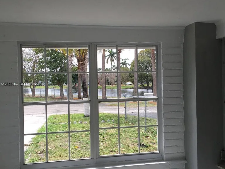 1435 NE 173rd St — Photo 3