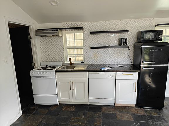 5th image of 1441 Spain St #B