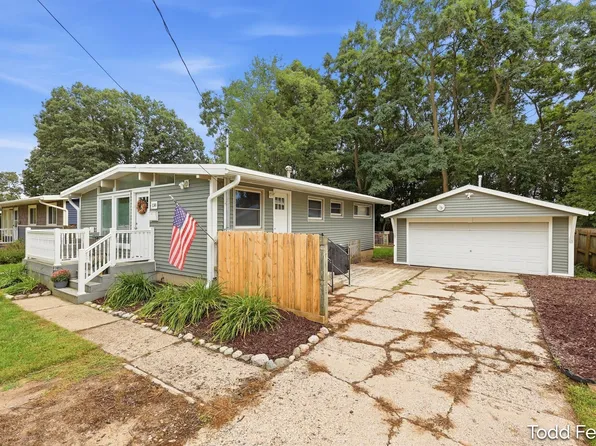 138 Highland Dr NE, Rockford, MI 49341