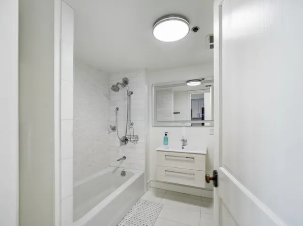 300 Communipaw Avenue image 14 of 43